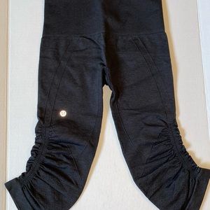 Lululemon Black, seamless cropped leggings